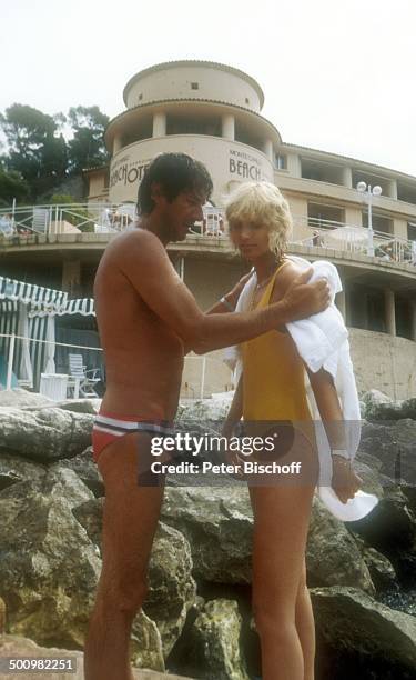 Udo Jürgens, Lebensgefährtin Corinna Reinhold, Urlaub, Monaco/Monte Carlo, , Schlagersänger, Sänger, Meer, Badebekleidung, Badehose, Promi, Promis,...