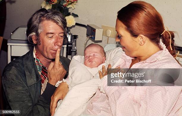 Rudi Carrell, Ehefrau Anke Carrell, Sohn Alexander, Krankenhaus, , Baby, Ehemann, Kind, Kinder, Comedy-Star, Showmaster, Sänger, Schauspieler, Promi,...