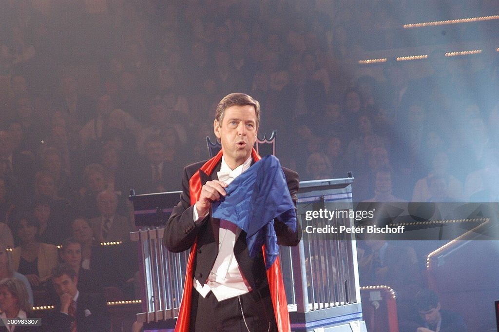 Dr. Klaus Kleber (Illusions-Show, Leiter vom ZDF- 'Heute-Journal'), ARD-Show Zirkus-Gala 'Stars in der Manege', München, Deutschland, P.-Nr. 1465/2005