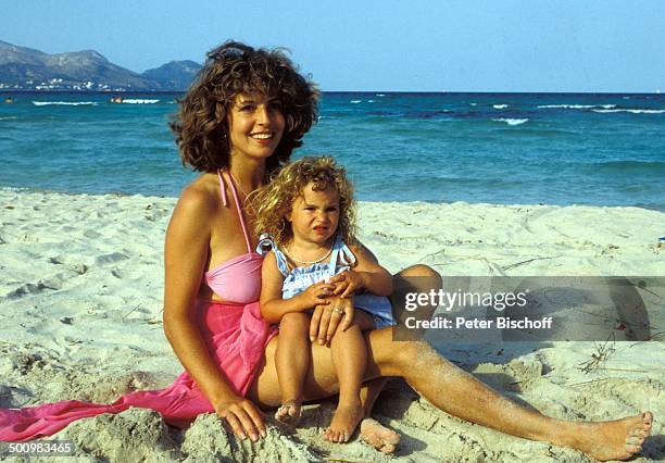 Michaela May, Tochter Alexandra, neben den Dreharbeiten zur ARD-Serie "Schoene Ferien", Folge 2 "Mallorca", Spanien, , Panorama, Meer, Strand,...