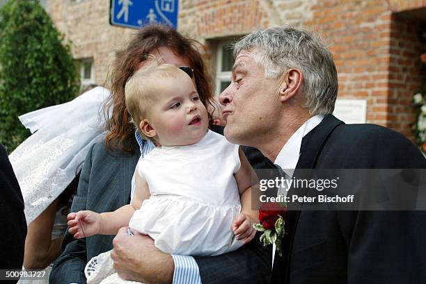 Bräutigam Rüdiger Joswig , Mascha Wenzel , Hans-Eckardt Wenzel, Hochzeit, , Anklam, Mecklenburg-Vorpommern, Standesamt, Hochzeitsfeier, Feier, Blume,...