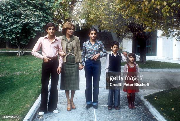 Kronprinz Reza Cyrus , Mutter Farah Diba Pahlavi , Schwester Prinzessin Farahnaz , Bruder Prinz Ali Reza , Schwester Prinzessin Leila , , Besuch der...