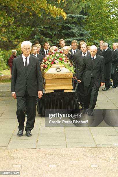 Sargträger mit dem Sarg von Günter Ilgner , Köln, , Friedhof Erfstadt-Lechenich, Blumenschmuck, trauern, Trauer, in schwarz, Trauer-Kleidung,...