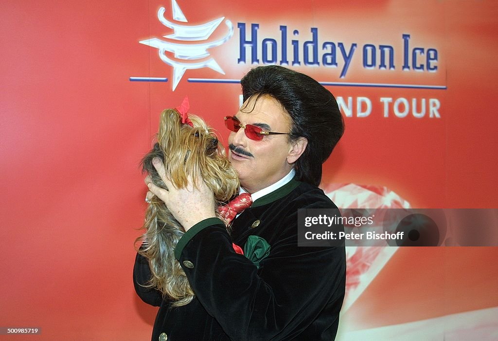 Rudolph Moshammer, Yorckshire-Terrier 'Daisy', Vorstellung der Design-Kreationen für 'Holiday on Ice'-Show 'Diamonds', Köln, ' Kölnarena', Logo, 08.12