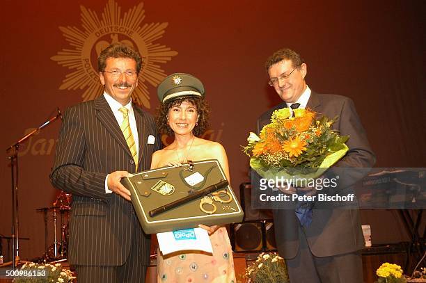 Maria Ketikidou , Georg Schmid , Hermann Benker , Auszeichnung zum "Ehrenkommissar der Bayerischen Polizei des Jahres 2005" an J a n F e d d e r und...