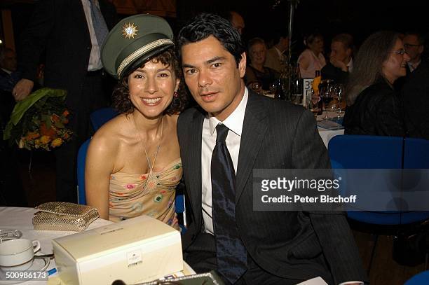 Maria Ketikidou , Ehemann Tom Yamaoka, nach der Auszeichnung zum "Ehrenkommissar der Bayerischen Polizei des Jahres 2005" an J a n F e d d e r und M...