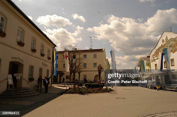 Heimat-Museum mit Rathaus, Gemeinde Marktl , , Promi P.-Nr. 622/2005, Reise, Einheimische und Touristen, Flagge, NB; Foto:P.Bischoff/L;...