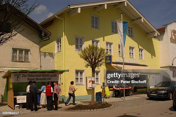 Informations-Stand, Passanten, Geburtsort von Papst Benedikt XVI. , Gemeinde Marktl , , P.-Nr. 622/2005, vor Bäckerei "Winzenhörlein", Reise,...