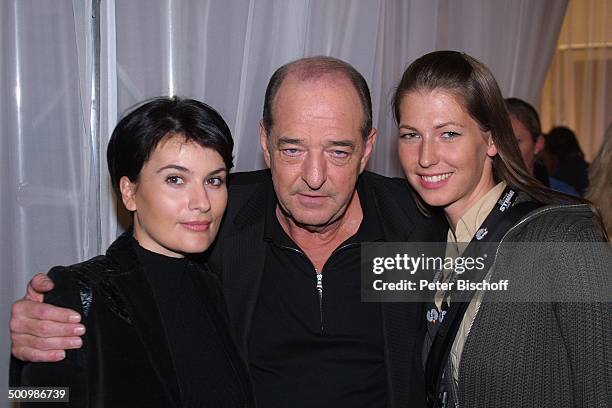 Ralph Siegel , Tochter Marcella Siegel , Lebensgefährtin Kriemhild Jahn, ZDF-Casting-Show "Die Deutsche Stimme 2003", Köln, , Backstage, umarmen...