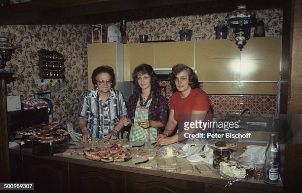 Nicole mit ihrer Mutter Marlies Hohloch und ihrer Großmutter Maria,, Besuch im Elternhaus, , Küche, Schlager, Promi, Promis, Prominenter, Prominente,...