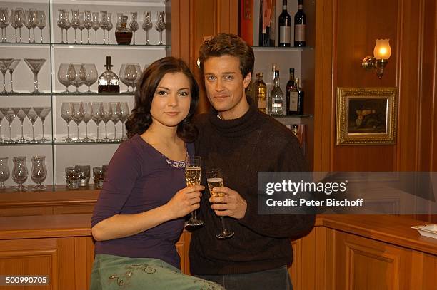 Wayne Carpendale, Henriette Richter-Röhl, ARD-Serie "Sturm der Liebe", Telenovela, München, Deutschland, , P.-Nr. 106/2006, Glas Champagner, Sekt...