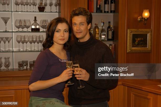 Wayne Carpendale, Henriette Richter-Röhl, ARD-Serie "Sturm der Liebe", Telenovela, München, Deutschland, , P.-Nr. 106/2006, Glas Champagner, Sekt...