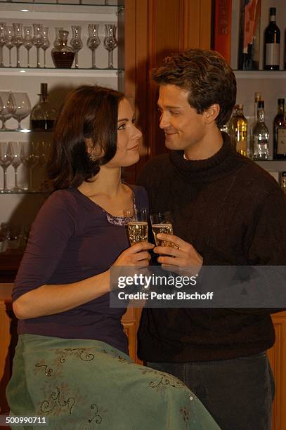 Wayne Carpendale, Henriette Richter-Röhl, ARD-Serie "Sturm der Liebe", Telenovela, München, Deutschland, , P.-Nr. 106/2006, Glas Champagner, Sekt...