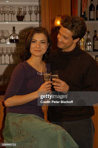 Wayne Carpendale, Henriette Richter-Röhl, ARD-Serie "Sturm der Liebe", Telenovela, München, Deutschland, , P.-Nr. 106/2006, Glas Champagner, Sekt...