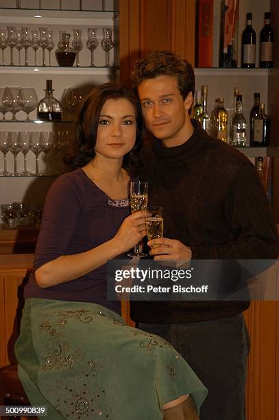 Wayne Carpendale, Henriette Richter-Röhl, ARD-Serie "Sturm der Liebe", Telenovela, München, Deutschland, , P.-Nr. 106/2006, Glas Champagner, Sekt...