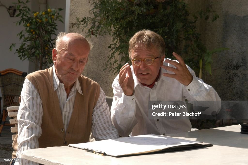 Toni Berger, Gerd Anthoff (r.), ARD-Film 'Zwei am großen See' (Komödie), Chiemsee, 23.09.2003, Terrasse, Tisch, Sitzen, Gespräch, Schauspieler, Promi,