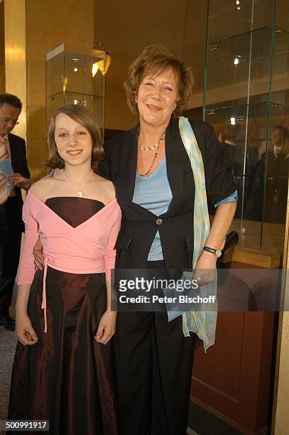 Veronika Fitz mit Enkeltochter Julia, "Bayerischer Fernsehpreis 2005", Bayerische Staatskanzlei, München, , P.-Nr.: 744/2005, Preis, Verleihung,...