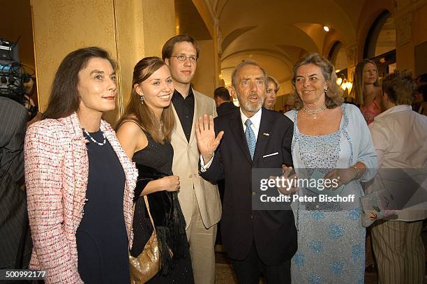 Irene Clarin , Vivian Clarin mit Freund E. Neuhauser, Hans Clarin mit Ehefrau Gräfin Christa von Hardenberg, , "Bayerischer Fernsehpreis 2005",...