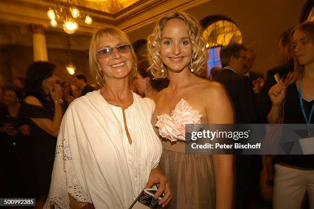 Lara Joy Körner mit Mutter Diana, "Bayerischer Fernsehpreis 2005", Bayerische Staatskanzlei, München, , P.-Nr.: 744/2005, Preis, Verleihung, Ehrung,...