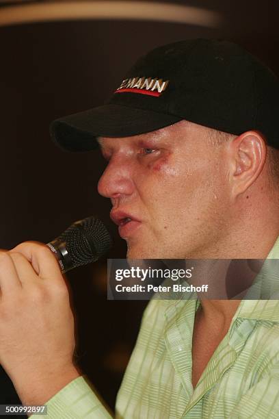 Axel Schulz, A x e l S c h u l z Box-Comeback, Pressekonferenz nach verlorenem Kampf, Halle-Westfalen, Deutschland, , P.-Nr.: 1802/2006, Verletzung,...