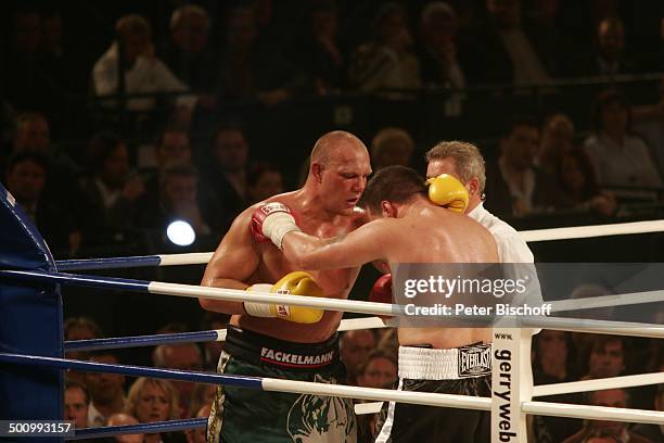 Axel Schulz , Brian "The Beast" Minto , Ringrichter Joachim Jacobsen, Box-Kampf, A x e l S c h u l z Box-Comeback, Halle-Westfalen, Deutschland, ,...