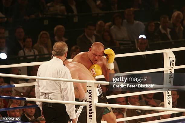 Axel Schulz , Brian "The Beast" Minto , Ringrichter Joachim Jacobsen, Box-Kampf, A x e l S c h u l z Box-Comeback, Halle-Westfalen, Deutschland, ,...