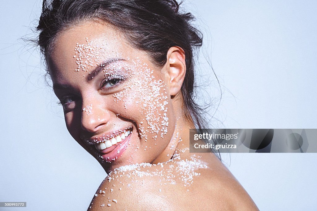 Bellezza Ritratto di una giovane donna con pelle pulita sana