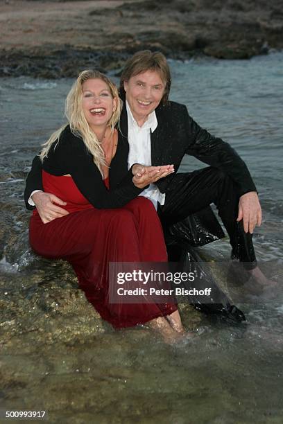 Chris Roberts, Ehefrau Claudia Roberts, Urlaub, Strand Es Trenc/Mallorca/Spanien, , Balearen, Meer, Mittelmeer, Abendgarderobe, Smoking, Abendkleid,...