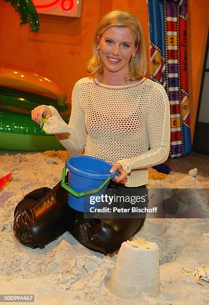 Eva Habermann , neben den Dreharbeiten zur WDR-Sendung "B.trifft", 02.05.04, blond, Sand, Eimer, Sand-Burg, Luftmatratze, Gummi-Badeinsel,...