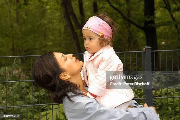 Maya Lauterbach, Victoria Skaf , ARD-Film: "Zwei Männer und ein Baby", München, , englischer Garten, Seehaus, Schauspieler, Schauspielerin, Baby,...