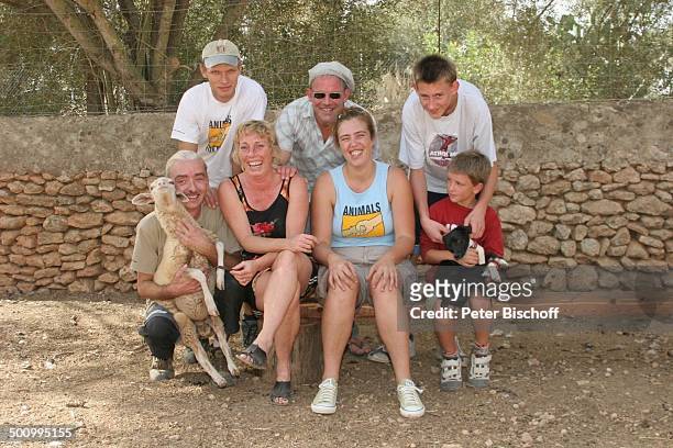 Antje Lewald , Tierpfleger Udo Wiese, Freundin Natalie Korcz , Sohn Bruno Lewald mit Familienhund "Flinn" auf dem Arm , Tierpfleger Nikolai, Ehemann...