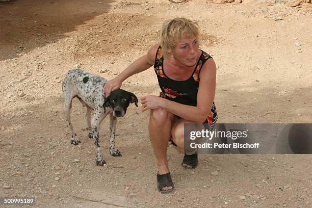 Antje Lewald mit Hund, Tierheim des Vereins "Animals for People", Campos bei Llucmajor/Mallorca, Balearen, Spanien, , Pflegetier, Tier, streicheln,...