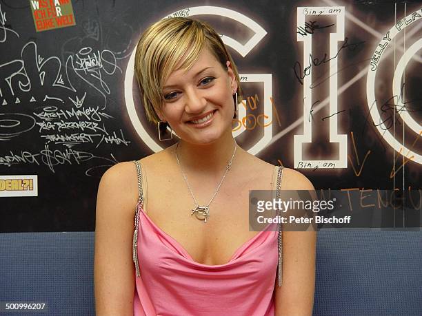 Juliette Schoppmann , NBC Giga, "New Media Studio", Düsseldorf, , DSDS, Superstars, Sängerin Promi, , P-Nr.: 126/2004, STB; Foto: P.Bischoff/CD;