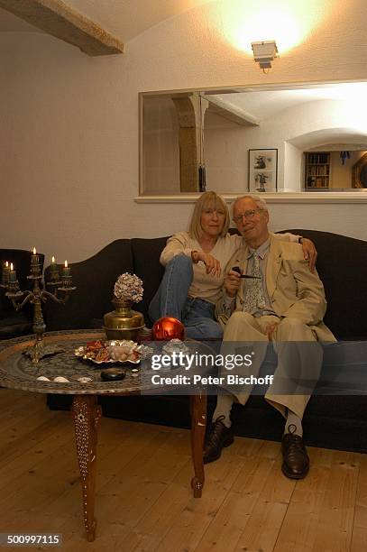 Monika Lundi, Ehemann Hans Stetter, Homestory, Ferienhaus Hohenau , , Wohnzimmer, Sofa, Pfeife, Pfeiferauchen, rauchen, Kerzen, Kerzenständer,...