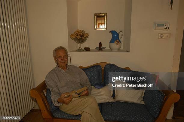 Hans Stetter, Homestory, Ferienhaus Hohenau , , Sofa, Brille, Lesebrille, lesen, Schauspieler, Promi P.-Nr.: 888/2005, BB; Foto: P....