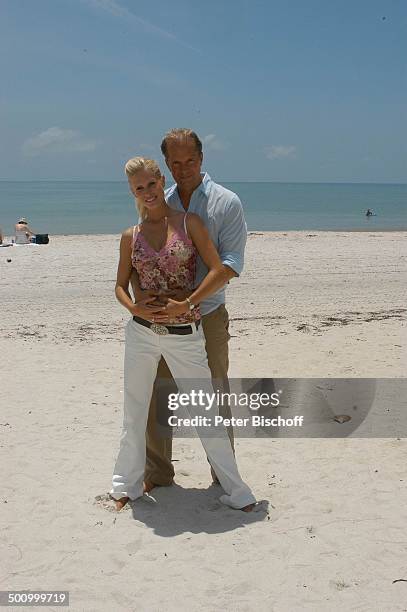 Jochen Horst, Ehefrau Tina Ciamperla, am Rande der Dreharbeiten zum ZDF-Film "Florida-Träume", Fort Myers, USA, Amerika, , P.-Nr.: 925/2005, Frau,...