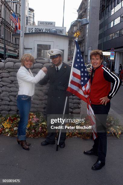 Freddy Breck, Ehefrau Astrid Breck, Wachposten , Urlaub, Stadt-Bummel, Berlin, , Berlin-Mitte, Checkpoint Charly, Schlager-Star, Sänger, Familie,...