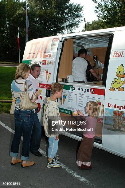 , Roland Kaiser, Ehefrau Silvia, Sohn Jan, Tochter Annalena, Aufnahmen zur ersten Kinder-CD "Kinderzeit" , Kinderbauernhof, Neuss, Deutschland, ,...