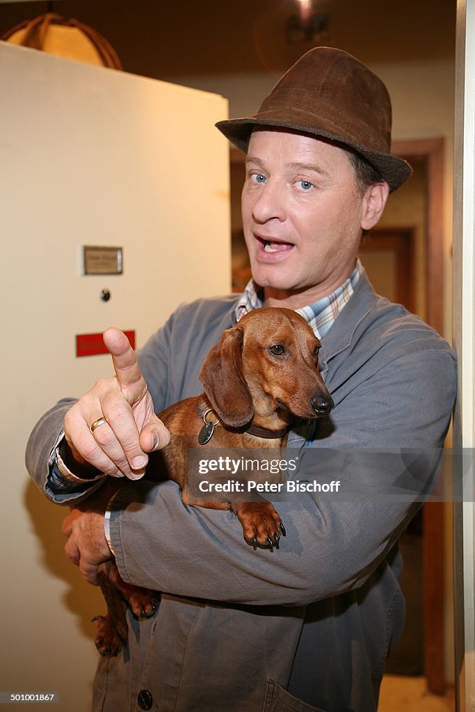 Tom Gerhardt mit Dackel 'Bodo', SAT.1-Sitcom 'Hausmeister Krause - Ordnung muß sein', Folge: 'Der Untergang', Ismaning bei München, Bayern, Deutschlan