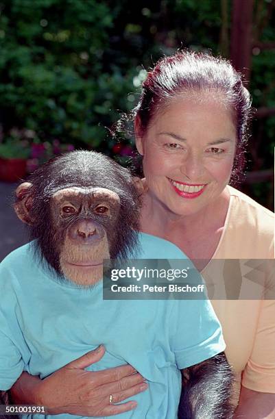 Regina Lemnitz, Schimpanse "Charly", ZDF-Serie "Unser Charly", , P.-Nr.: 966/2005, Schauspielerin, Affe, Tier, Promi LD; Foto: P.Bischoff/E;...