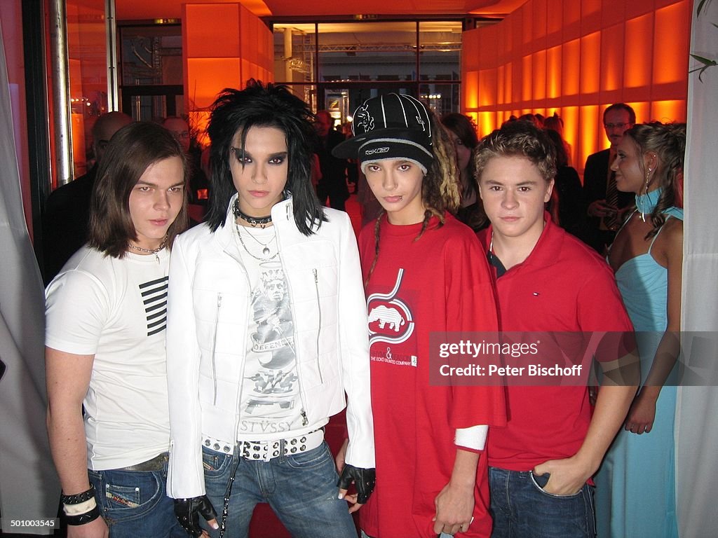 Musikgruppe 'Tokio Hotel' mit Sänger Bill Kaulitz (2.v.li.), Zwillingsbruder Tom Kaulitz (2.v.re.), Georg Listing (li.), Gustav Schäfer (r.) (Preisträ