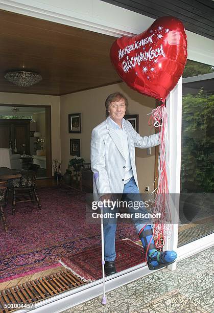 Erik Silvester, Köln, Deutschland, , P.Nr.: 1084/2005, Homestory, Luftballon mit Aufschrift: "Herzlichen Glückwunsch", Schiene, Krücke, Gehhilfe,...