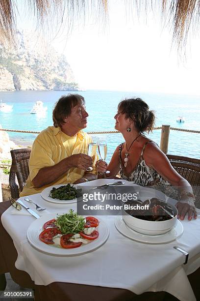 Erik Silvester, Ehefrau Marlene, Exklusiv-Homestory - Ferienhaus Andratx/Mallorca, Spanien, Europa, Terrasse, Essen, anstoßen, Glas, Tomaten,...