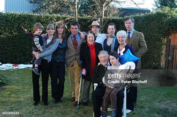 Robert Freitag mit Enkel Julian Dante , Ehefrau Maria Sebaldt , Ex-Frau Maria Becker , Schwiegertochter Arabella mit Enkel Luke , Tochter Katharina...