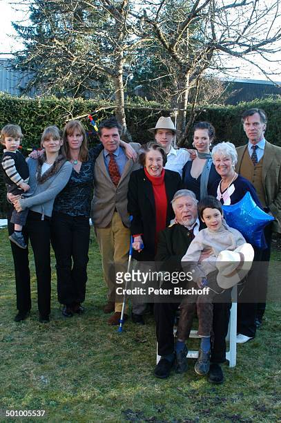 Robert Freitag mit Enkel Julian Dante , Ehefrau Maria Sebaldt , Ex-Frau Maria Becker , Schwiegertochter Arabella mit Enkel Luke , Tochter Katharina...