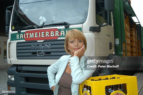 Uschi Glas, ZDF-Mini-Serie "Zur Sache, Lena!", Aying bei München, Bayern, Deutschland, Europa, LKW, Lastkraftwagen, Transporter, Getränke-Kiste,...