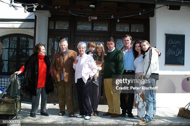 Robert Freitag , Ehefrau Maria Sebaldt , Ex-Frau Maria Becker , Schwiegertochter Arabella mit Enkel Luke , Sohn Oliver Tobias, Sohn Benedict Freitag,...