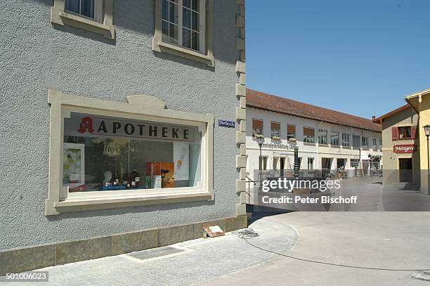 Apotheke, BR-Serie "Dahoam is Dahoam", Dachau, Bayern, Deutschland, Europa, Film-Set, Schaufenster mit Aufschrift, Dorfstraße, Brunnen, Metzgerei,...