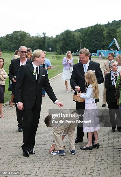 Bräutigam Lars Gärtner, -, Sohn Valentin Gärtner , Vater Thomas Gärtner, , Blumenstreukinder, Hochzeitsfeier, Witten, Nordrhein-Westfalen,...