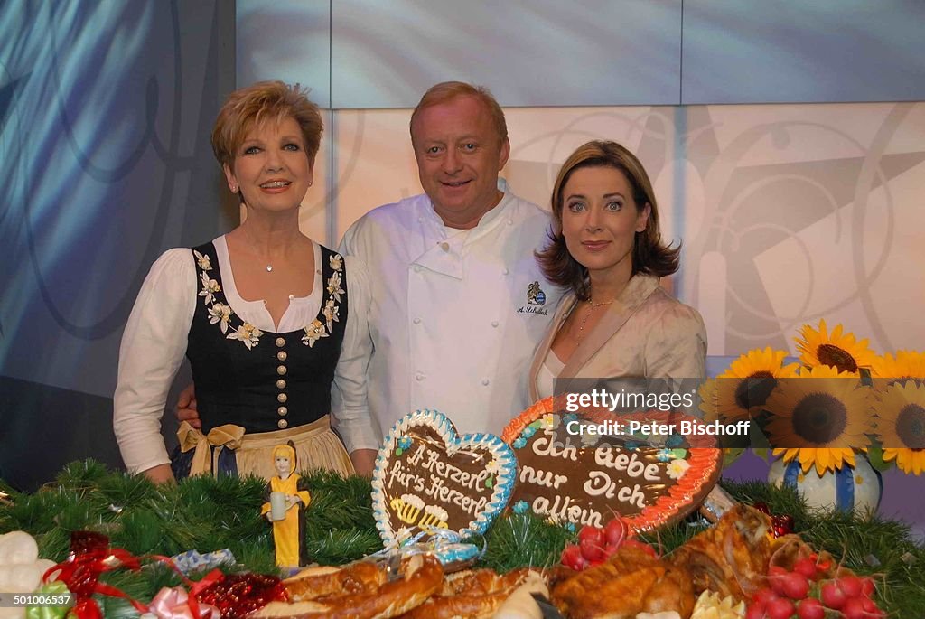 Carolin Reiber, Alfons Schuhbeck, Sabine Sauer (v.l.n.r.), BR-Show 'Schubecks Kochshow', Folge 1: 'Oktoberfest', Bayern, Deutschland, Europa, Studio,